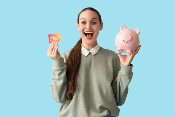 Happy Young Woman Credit Card Piggy Bank Blue Background — Stock Photo, Image