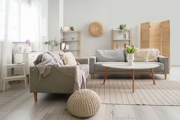 Interieur Eines Modernen Wohnzimmers Mit Sofas Und Couchtisch — Stockfoto