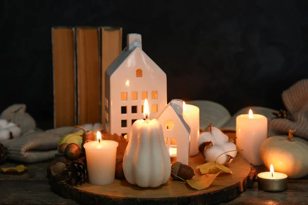 Schöne Komposition Mit Brennenden Kerzen Büchern Und Herbstdekor Auf Dunklem — Stockfoto