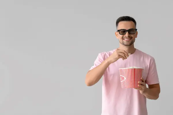 Glücklicher Junger Mann Brille Mit Popcorn Auf Hellem Hintergrund — Stockfoto