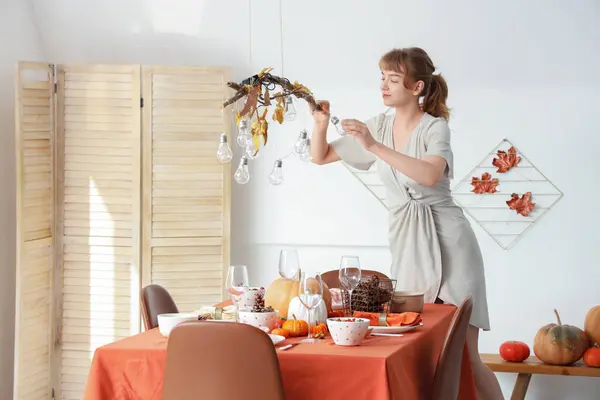 Mooie Jonge Vrouw Versieren Tafel Voor Thanksgiving Diner Moderne Eetkamer — Stockfoto