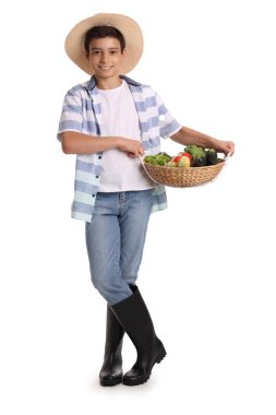 Beyaz arka planda taze yiyeceği olan küçük çiftçi.