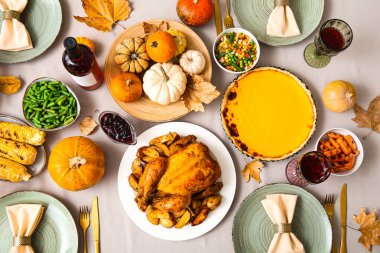 Şükran Günü için lezzetli yiyeceklerle dolu şenlik masası, üst manzara.