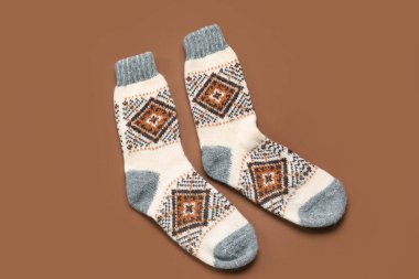 Kahverengi arka planda sıcak çoraplar