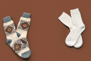 Kahverengi arka planda sıcak çoraplardan yapılmış çerçeve