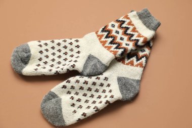 Kahverengi arka planda sıcak çoraplar, yakın plan.