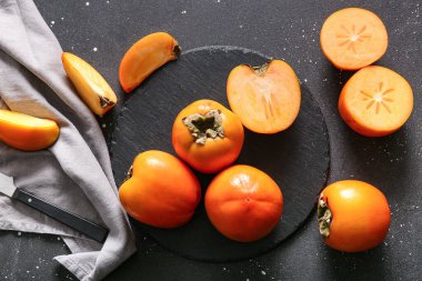 Siyah arkaplanda tatlı olgun hurma olan tahta