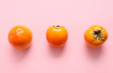 Pembe arka planda olgun hurma ağaçları