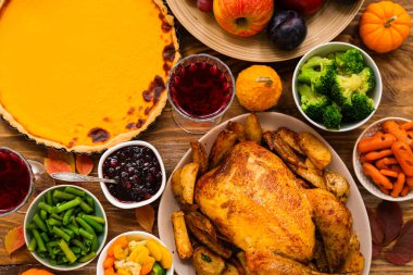 Tahta arka planda Şükran Günü için lezzetli hindili şenlik yemekleri.