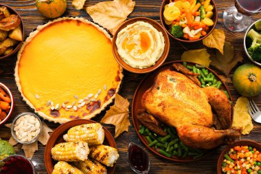 Karanlık ahşap arka planda Şükran Günü için şenlik yemekleri.