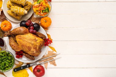 Şükran Günü için beyaz ahşap arka planda şenlik yemekleri.