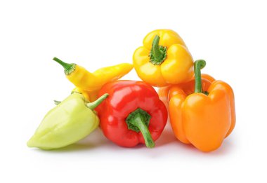 Beyaz arka planda renkli kırmızı biber ve dolma biber.