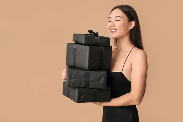 Beautiful Young Asian Woman Gift Boxes Brown Background Black Friday — Stock Photo, Image