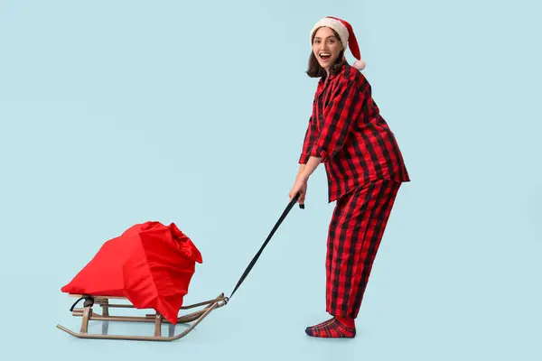 Vacker Ung Kvinna Pyjamas Med Santa Claus Väska Släde Mot — Stockfoto