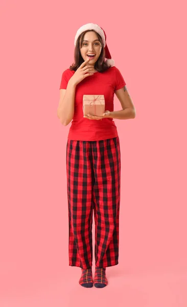 Beautiful Young Woman Pajamas Santa Hat Gift Box Pink Background — Stock Photo, Image
