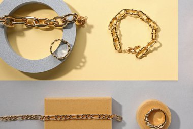 Renkli arka planda güzel mücevherleri olan kaideyi göster