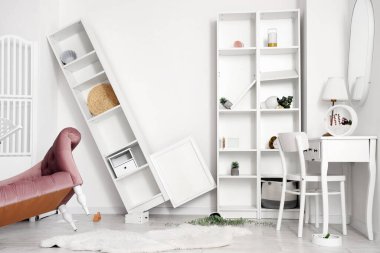 Soyunma masası ve raf üniteleri dağınık odada.