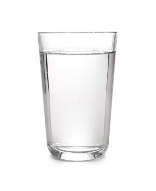 Beyaz arkaplanda bir bardak su
