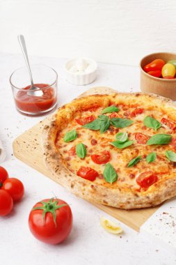 Lezzetli pizza, Margarita ve fesleğen.