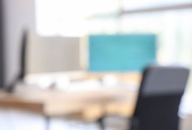 Bilgisayarlı modern ofis görüşü bulanık