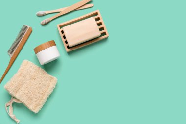 Renk arkaplanında banyo ögeleri ve kozmetik ürünleri ile kompozisyon