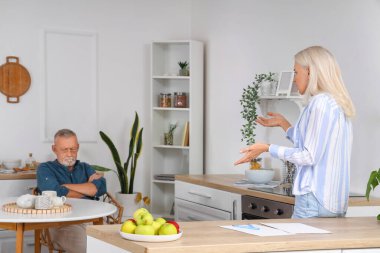 Mutfakta kavga eden olgun bir çift. Boşanma kavramı