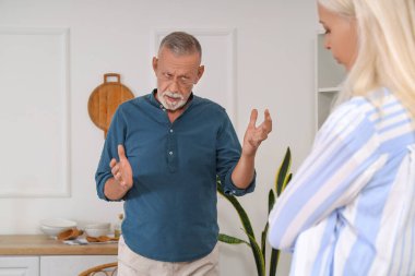 Mutfakta kavga eden olgun bir çift. Boşanma kavramı