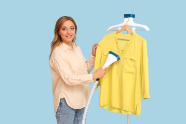 Mavi arka planda buharlı, olgun kadın gömleği.