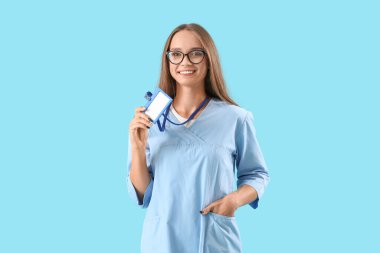 Mavi arka planda bayan tıp öğrencisi.