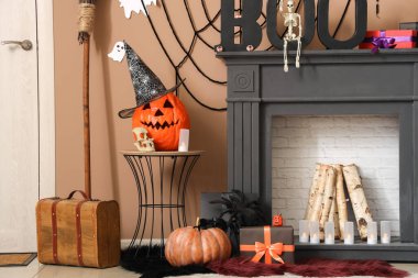 Şömineli, Cadılar Bayramı balkabaklı ve örümcekli festival salonu.