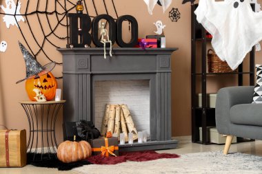 Şömineli, Cadılar Bayramı balkabaklı ve örümcekli festival salonu.