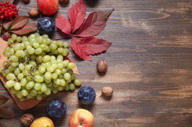 Ahşap arka planda farklı taze meyveleri olan tahta.