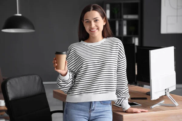 Hübsche Junge Programmiererin Mit Tasse Kaffee Büro — Stockfoto