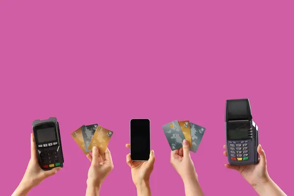 拥有支付终端 信用卡和紫色背景手机的妇女 — 图库照片