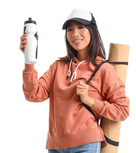 Ung Asiatisk Kvinna Snygg Hoodie Med Vattenflaska Och Fitnessmatta Vit — Stockfoto