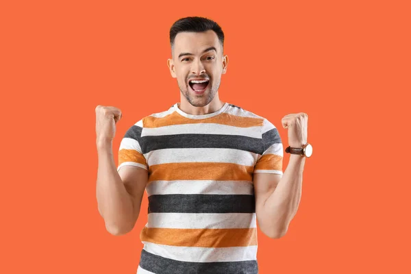 Glücklicher Junger Mann Auf Orangefarbenem Hintergrund — Stockfoto