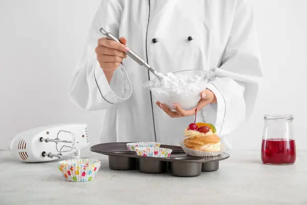 Konditorin Kocht Leckere Kuchen Auf Weißem Hintergrund — Stockfoto