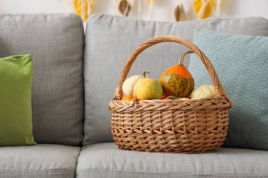 Oturma odasında üzerinde balkabağı olan sepet, yakın plan.