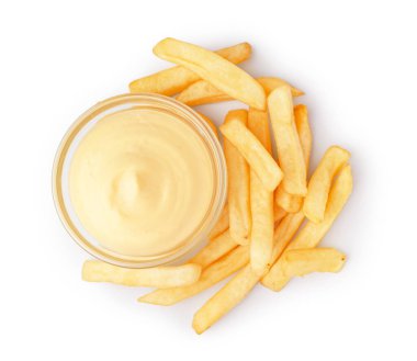 Beyaz arka planda mayonezli patates kızartması.