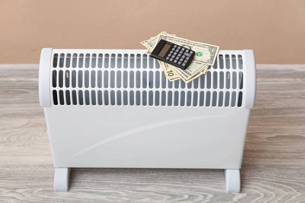 Υπολογιστής Και Χρήματα Ηλεκτρικό Θερμοσίφωνα Κοντά Μπεζ Τοίχο Στο Σπίτι — Φωτογραφία Αρχείου