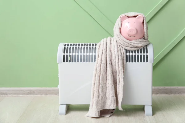Piggy Bank Met Warme Sjaal Elektrische Convector Verwarming Buurt Van — Stockfoto