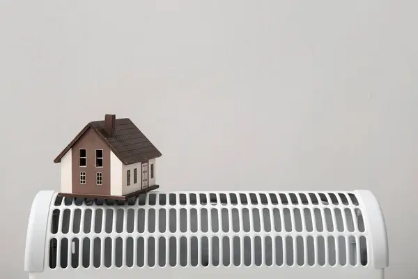 Σχήμα Του Σπιτιού Ηλεκτρικό Θερμοσίφωνα Κοντά Στο Λευκό Τοίχο Στο — Φωτογραφία Αρχείου