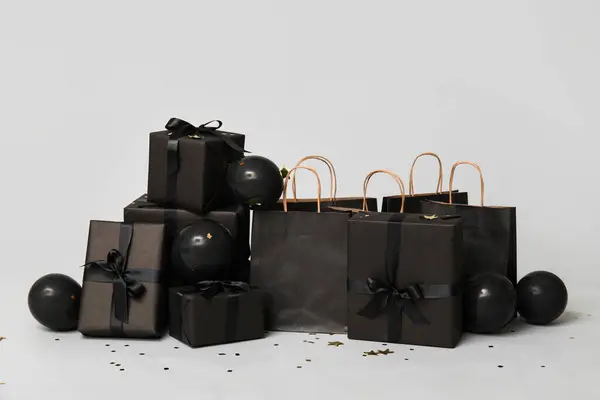 Geschenkboxen Mit Einkaufstaschen Und Luftballons Auf Weißem Hintergrund Black Friday — Stockfoto