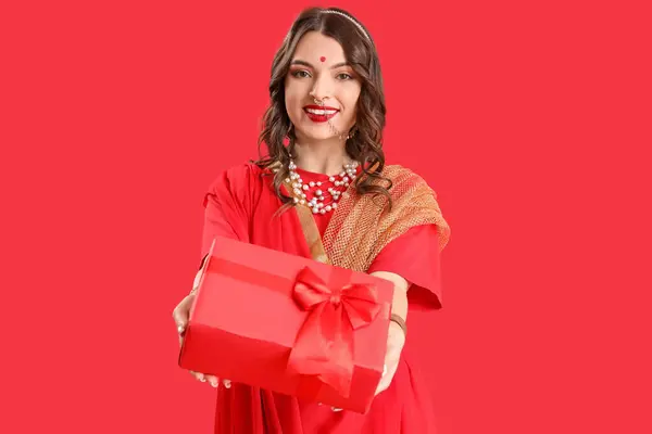Hermosa Joven India Sari Con Caja Regalo Sobre Fondo Rojo — Foto de Stock