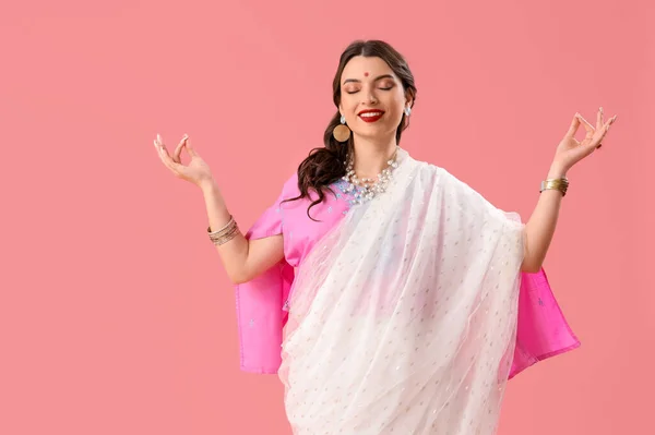 Hermosa Joven India Sari Meditando Sobre Fondo Rosa — Foto de Stock