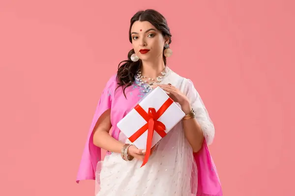 Hermosa Joven India Sari Con Caja Regalo Sobre Fondo Rosa — Foto de Stock