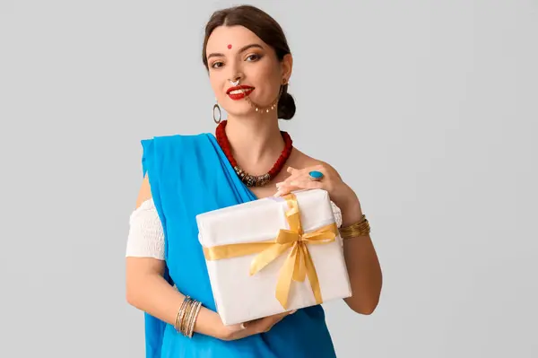 Hermosa Joven India Sari Con Caja Regalo Sobre Fondo Gris — Foto de Stock