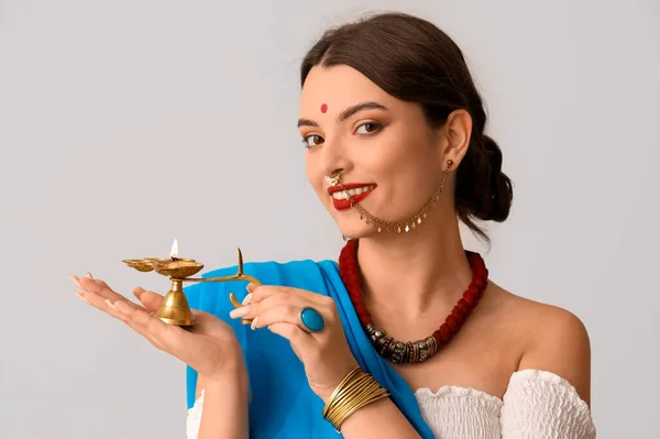 Hermosa Joven India Sari Con Lámpara Diya Sobre Fondo Gris — Foto de Stock