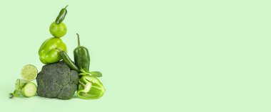 Yeşil arkaplanda farklı sebzeler ve metin için boşluk