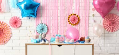 Bebek popolu ve cinsiyet hediyeli lezzetli kekler masadaki partiyi gözler önüne seriyor.